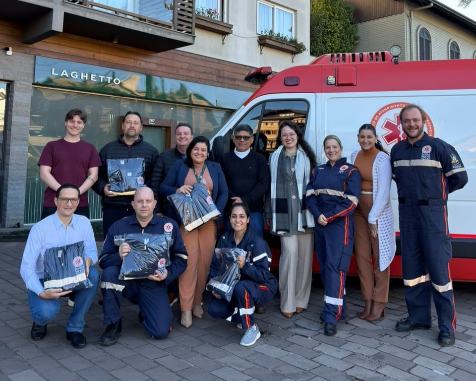 Equipe do SAMU e integrantes da Secretaria de Saúde de Gramado