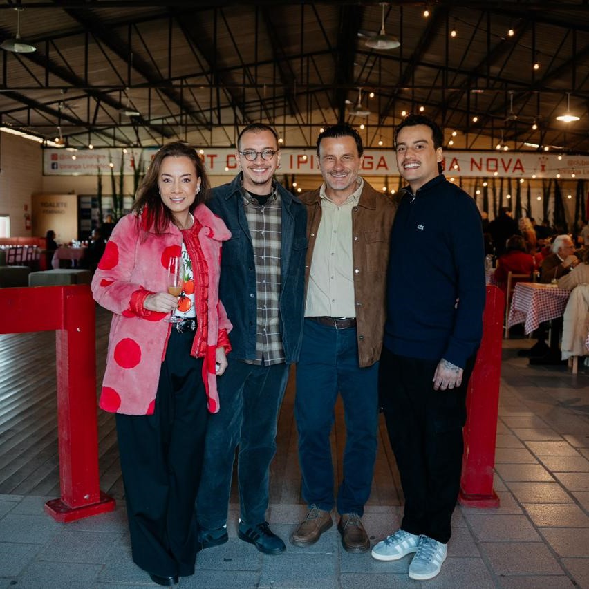 O empresário Julinho Cavichioni comemorou seus 60 anos ao lado de sua esposa Patrícia e os filhos Pablo e Lorenzo, em um almoço que contou com mais de 350 pessoas, organizado pela Fabiana Costa na Sociedade Ipiranga da Linha Nova.