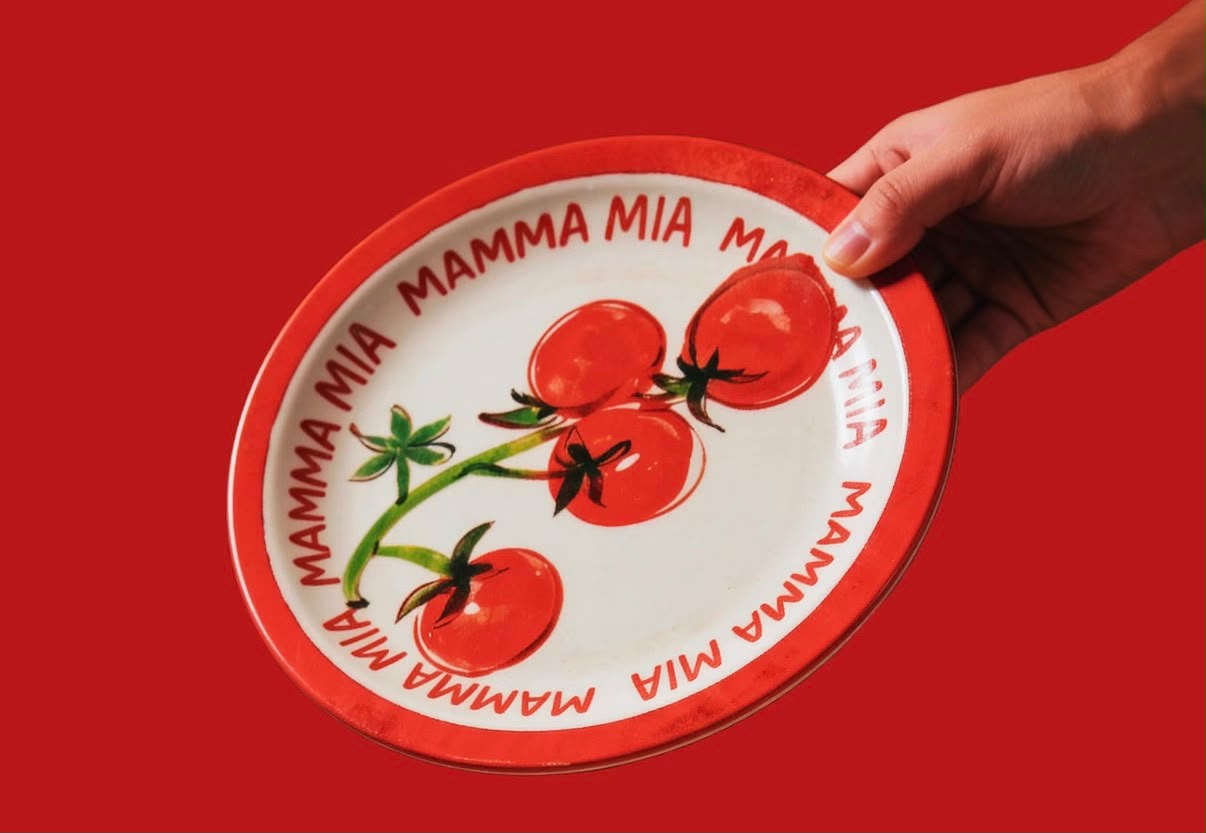 O Galeto Mamma Mia começou a campanha Compre e Ganhe, que de 09/09 a 12/10, em todos os restaurantes participantes, ao pedir uma Sequência da Mamma você leva de presente para casa uma louça de porcelana exclusiva Tramontina.