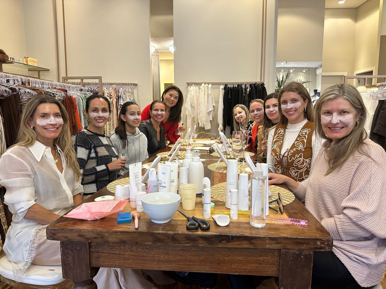 A loja Rosa Carmina, junto com a St.Trois, presenteou as suas clientes com uma tarde de skin care coreano da marca Atomy, onde foram apresentados os produtos disponíveis no Brasil, ensinado a ordem correta de uso enquanto eram experimentados pelas clientes. Na foto a proprietária da loja Monica Tegner, junto de Raquel Morales, Mariela Sorgetz, Cláudia Rovani, Juliana Bazzan, Júlia Steffens e Luciane Montagna testam a mascara peel-off.
