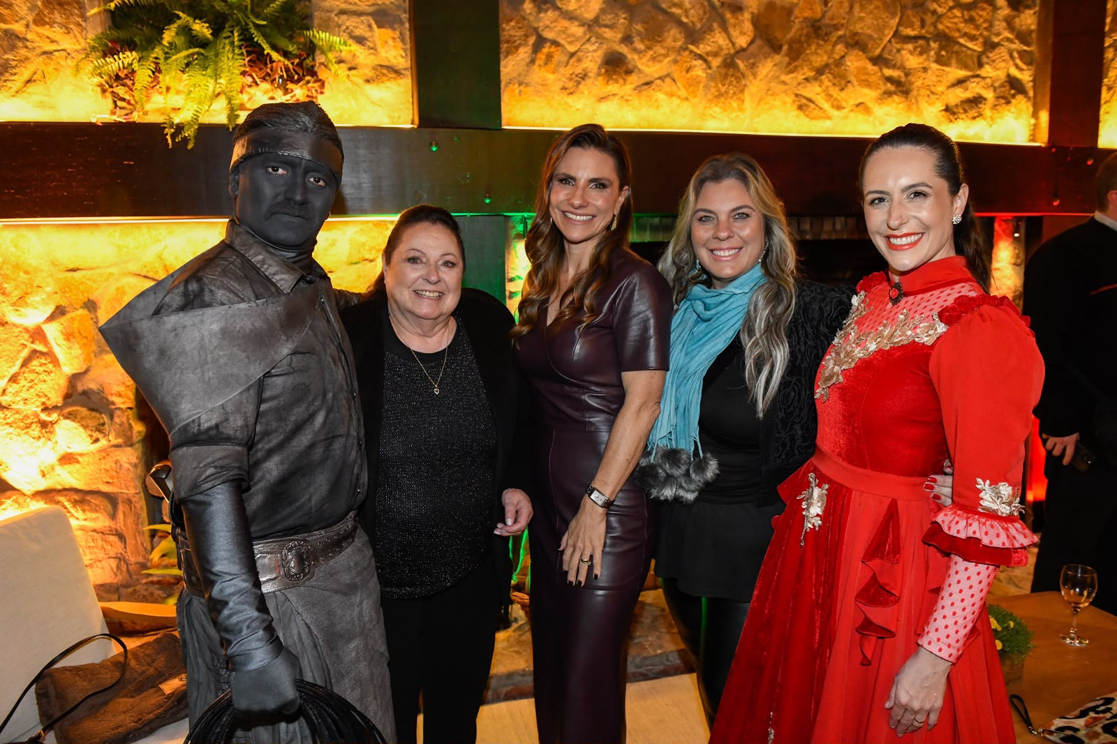 Arlete Bertolucci Guimarães, Any Brocker e Daniela Guimarães com o casal de artistas que participou do receptivo do evento.