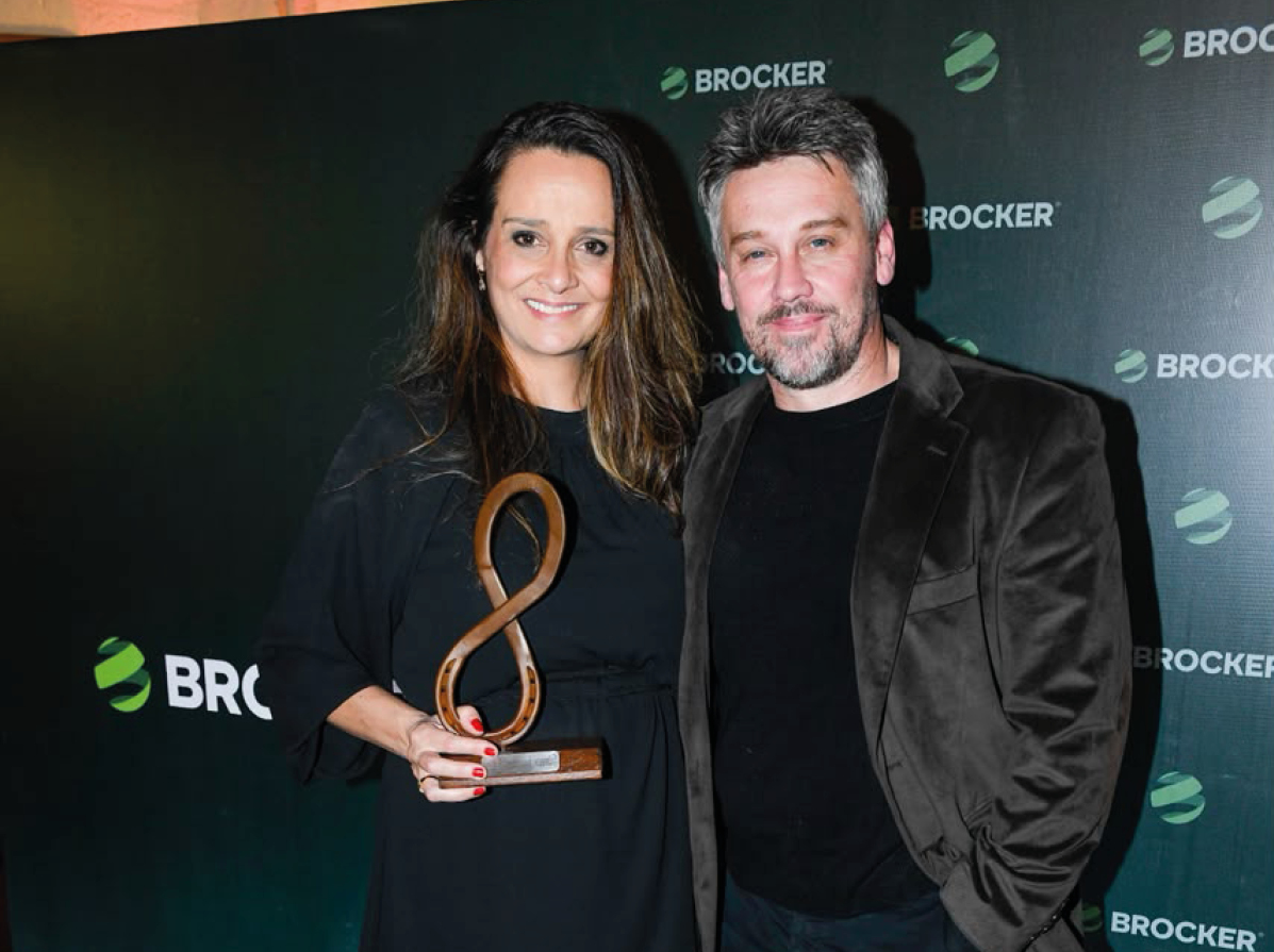 A última quinta-feira, 17 de setembro, foi de celebração para o turismo da Serra Gaúcha em mais uma edição do Troféu Infinito, promovido pela Brocker. A empresa reuniu players do turismo nacional para reconhecer seus resultados nas vendas B2B do destino no último ano, além de homenagear parceiros locais e colaboradores. Na foto Paula Krause Correa, sócia e diretora do Grande Hotel Canela e o seu marido, André Severo.