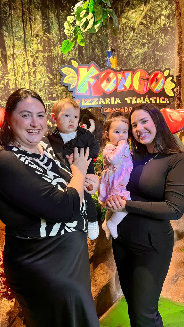 Cibele Marcon com seu pequeno Alexandre e Bruna Castilhos com a princesa Chloe prestigiaram o evento na pizzaria Kongo.