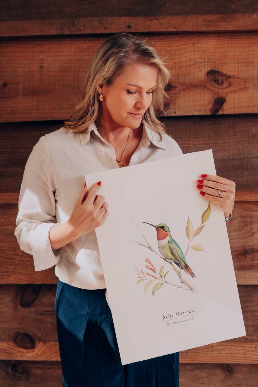 Sete espécies de aves da Serra Gaúcha inspiraram as aquarelas de Adriana Höppner na coleção "Pássaros da Serra", apresentada no AVA Art Festival 2026, no Jockey Club de São Paulo, e que após a curadoria do evento poderá integrar o circuito internacional, com passagens previstas por Osaka, no Japão, Varkaus, na Finlândia, e Rio de Janeiro.