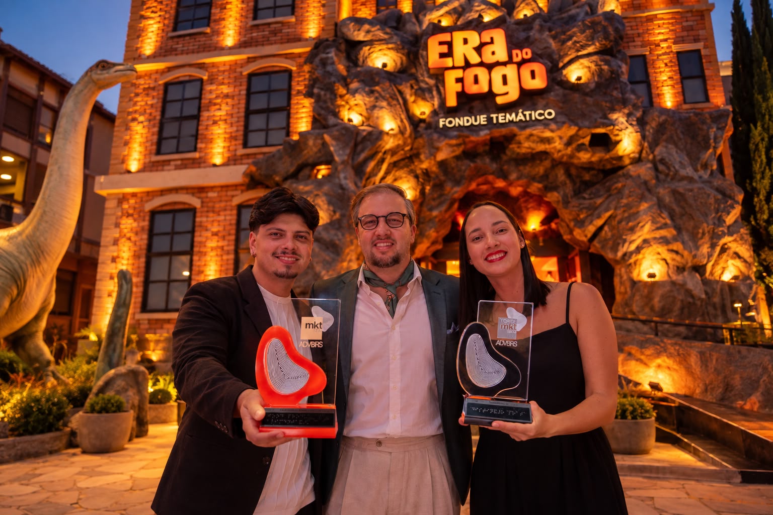 A Hector Studios venceu a categoria Food Products & Alimentação no TOP de Mkt ADVB/RS 2026 com o case Era do Fogo: o dia em que o Fogo mudou tudo, até o fondue", e ainda conquistou o Troféu de Prata como 2º melhor case do Rio Grande do Sul, entre 138 projetos inscritos, com sua experiência gastronômica temática e imersiva. Na foto Lucas Kucybala, Head de Marketing, Will Weber, CEO Hector Studios e Laura Romano, diretora de arte.