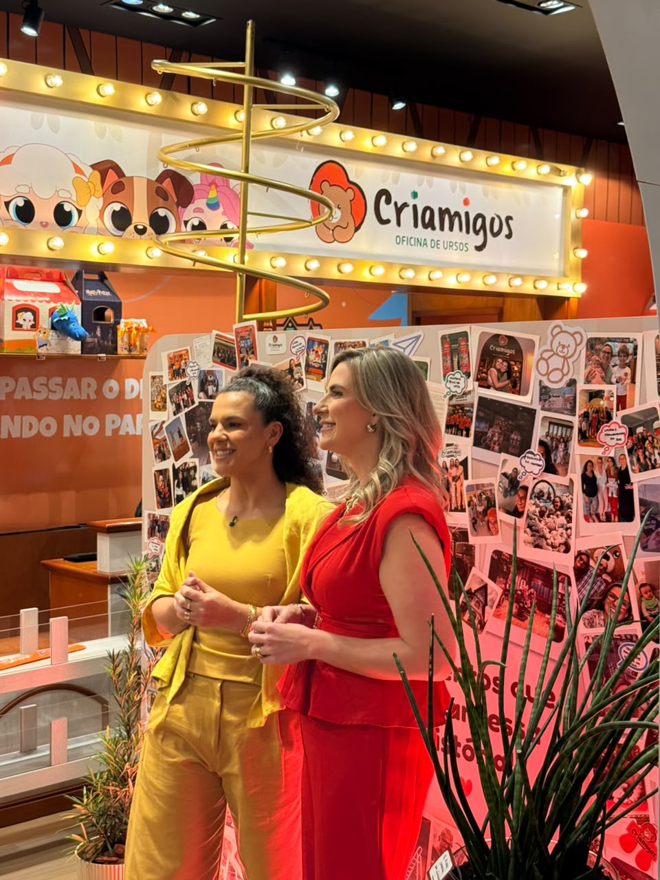 A Criamigos celebra 10 anos de história, marcada pela expansão da Oficina de Ursos para diferentes experiências de entretenimento e hospitalidade voltadas a toda a família. As fundadoras Natiele Silveira e Veronicah Sella reuniram convidados em um evento privado para celebrar a trajetória e o aniversário da marca.