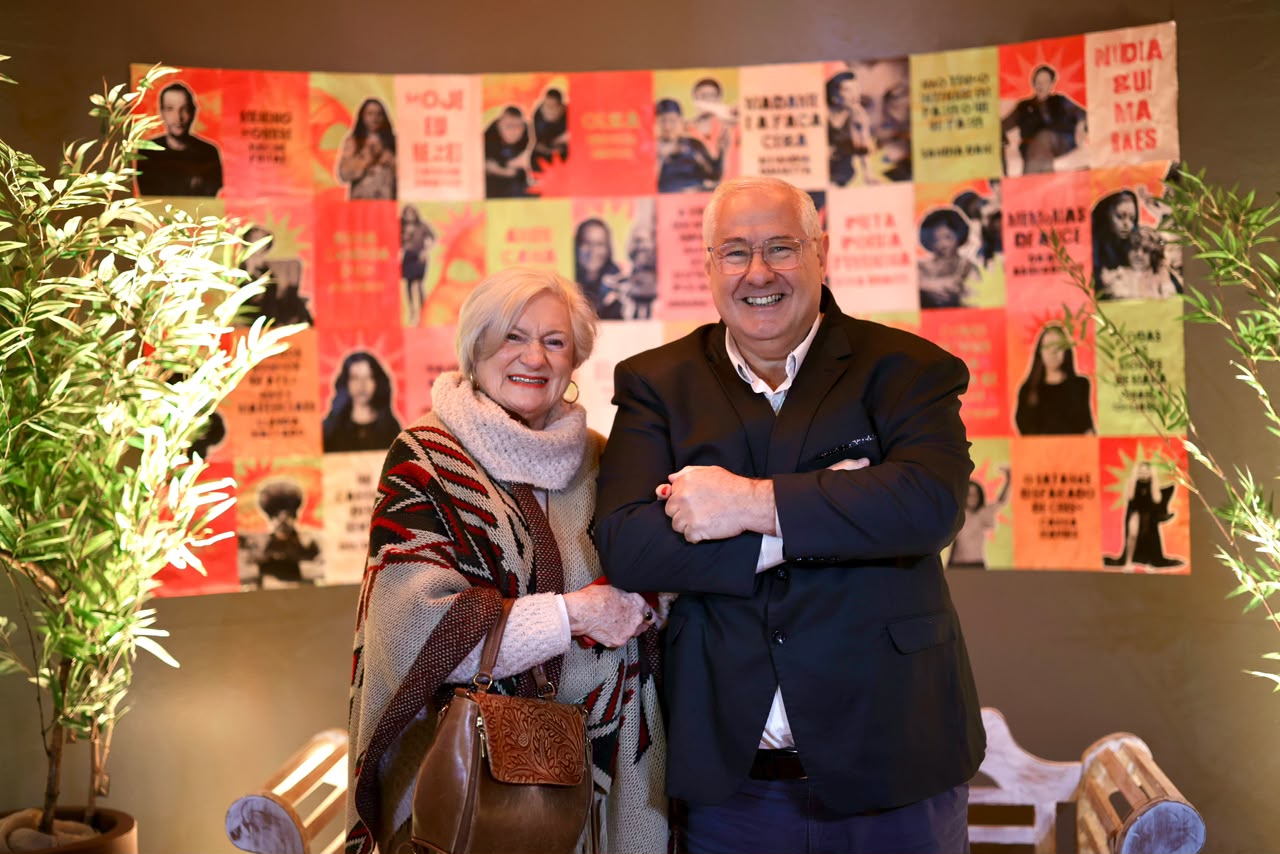 Ana Glenda Viezzer, ativista cultural, e Gilberto Tegner, vice-prefeito de Canela, na abertura oficial da VI Maratona de Monólogos - Em Cena Elas, no Teatrão, evento que de 19 a 24 de outubro conta com diversas apresentações e oficinas.