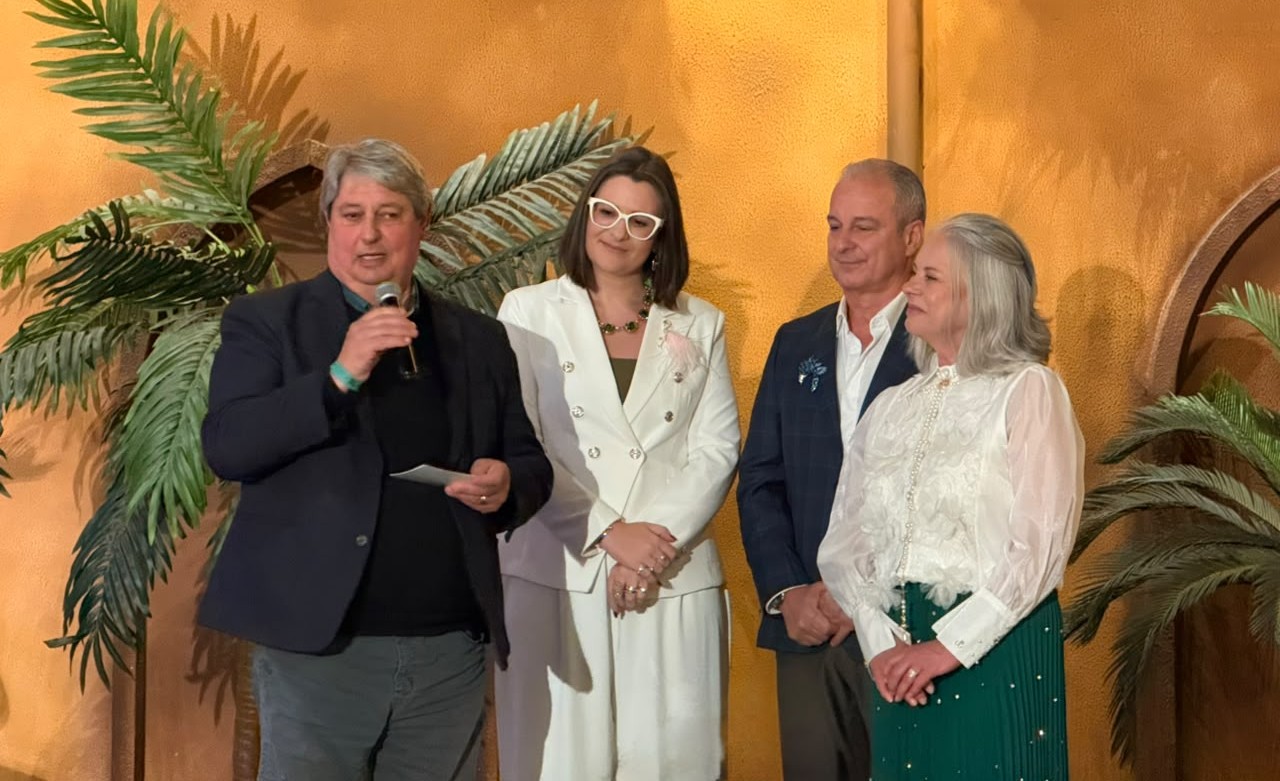 A Cristais de Gramado apresenta o Murano Experience, uma nova etapa de seu tour imersivo, inspirado na história do cristal artístico de Veneza. Entre as novidades estão o Cinema nas Gôndolas e o Cofre, que ampliam a experiência dos visitantes com ambientes interativos e estímulos sensoriais que remetem ao universo veneziano. Na foto Nestor Tissot, prefeito de Gramado, Lima Sauer, CEO Cristais Gramado, Telmo e Irane Land, proprietários da marca em evento para imprensa e convidados apresentando as novidades.
