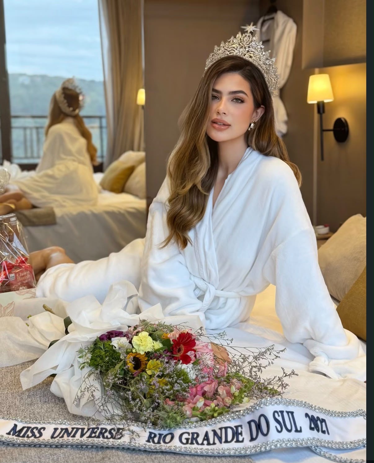 A modelo e influenciadora Maria Eduarda Ferreira, foi coroada Miss Universe Rio Grande do Sul 2027, em evento realizado na Sociedade Recreio Gramadense. Aos 22 anos, a representante da cidade de Gramado venceu a disputa entre 18 candidatas e garantiu vaga no Miss Universe Brasil 2027, etapa que definirá a representante brasileira no Miss Universo. Com carreira de modelo iniciada aos 14 anos, Madu também atua como influenciadora digital, compartilhando conteúdos sobre moda, bem-estar e estilo de vida.