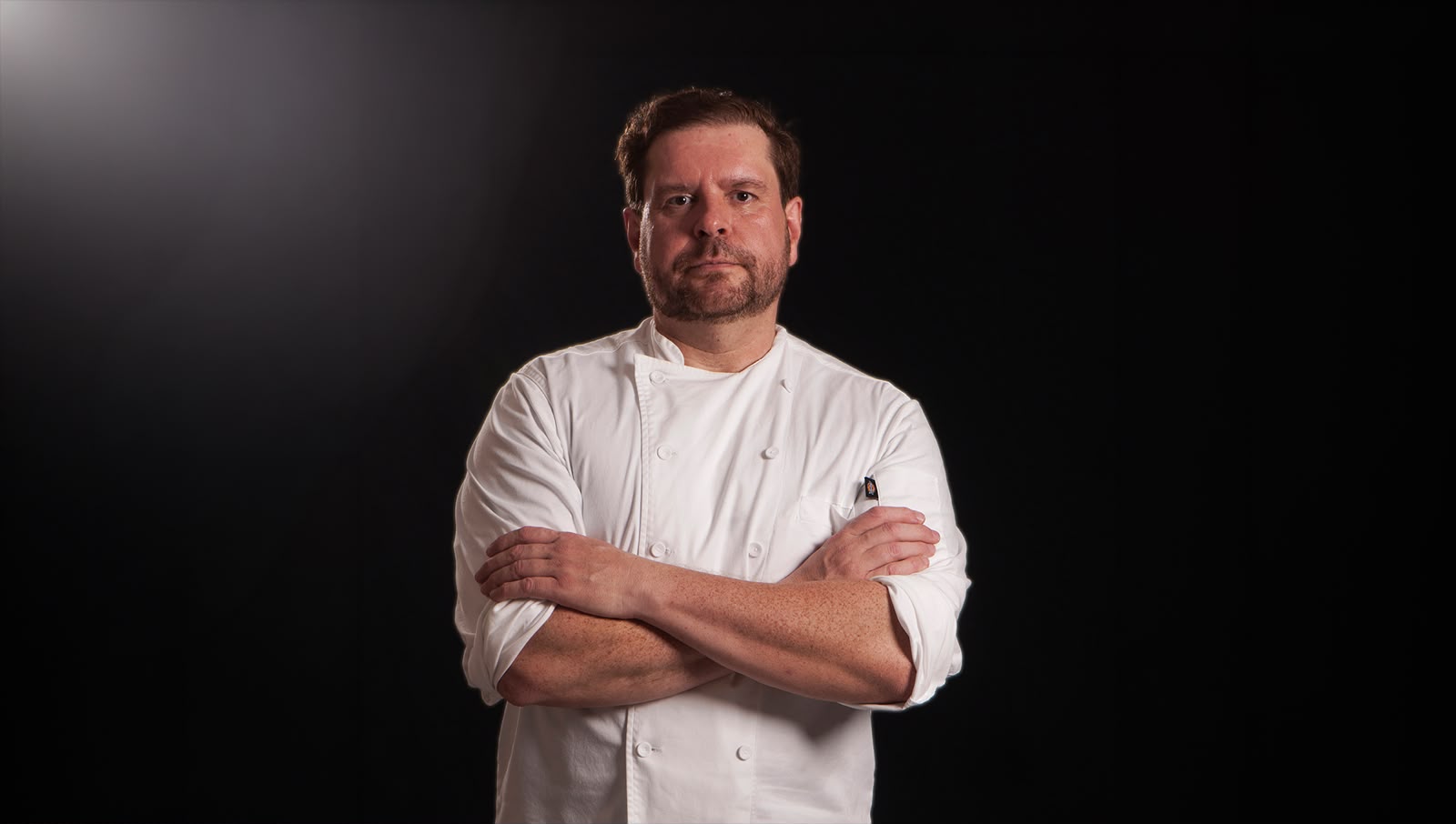 Recém-estabelecido em Gramado, o Chef Pâtissier Jean Michelon lança sua primeira coleção de tortas e bolos, composta por cinco receitas, além de quatro novos doces individuais. Inspiradas em clássicos da confeitaria internacional e nas técnicas de sua formação na Europa, as criações trazem releituras autorais de receitas da França, Itália, Alemanha e Estados Unidos, valorizando ingredientes selecionados e combinações de sabores e texturas.