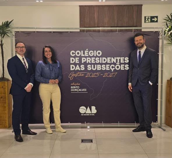 A Subseção de Gramado/Canela esteve representada pelo presidente Dr. Roberto Maldaner, pelo vice-presidente Dr. Luiz Guilherme Steffens e pela conselho federal Dra. Mariana Reis no Colégio de Presidentes das Subseções do Rio Grande do Sul, realizado em Bento Gonçalves. O encontro reuniu advogados de diferentes regiões do estado para debater temas relevantes à advocacia, à cidadania e ao Poder Judiciário.